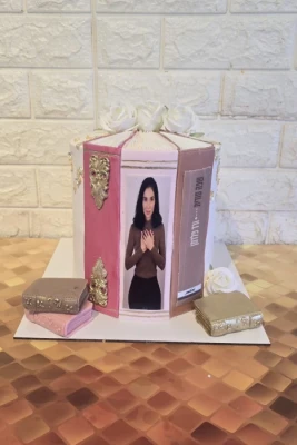 עוגה מעוצבת לאישה ספרים